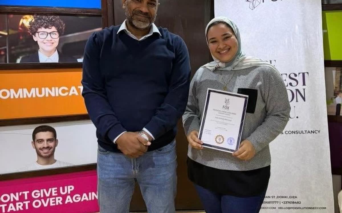 تسليم شهادة دبلومة إعداد المدربين