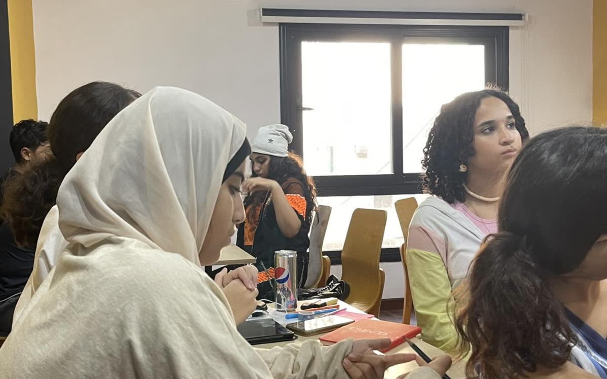 مشاركون في إحدى الجلسات